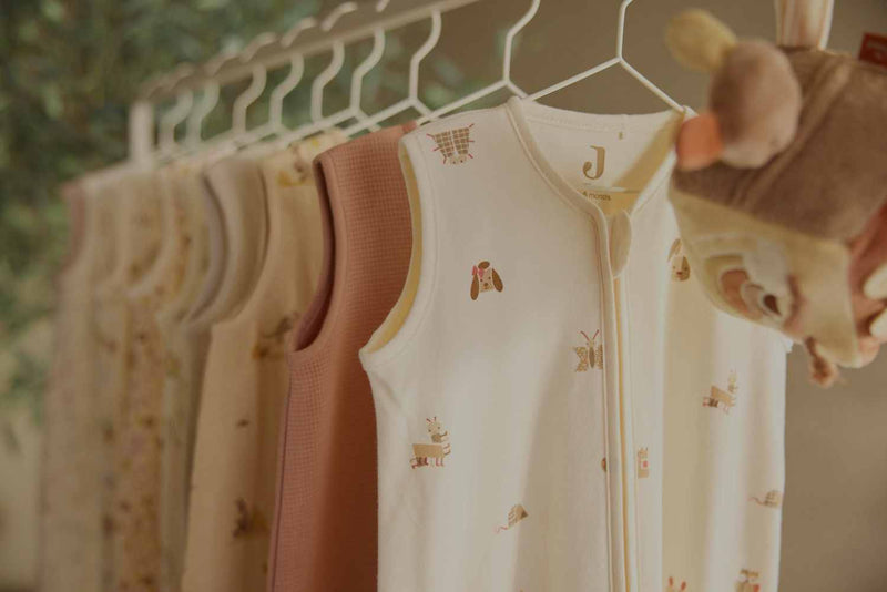 Baby slaapzak 1.0 TOG | Essential Beige van emma & noah Baby slaapzak 1.0 TOG | Essential Beige van emma & noah